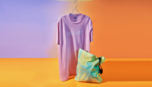 pink kush hypercolor tee with tie dye tote bag